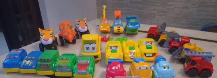 Desapego Lote com 23 carrinhos (tem monta desmonta, com fricção, de encaixe)