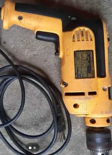 Furadeira DeWalt 127v DW502 82