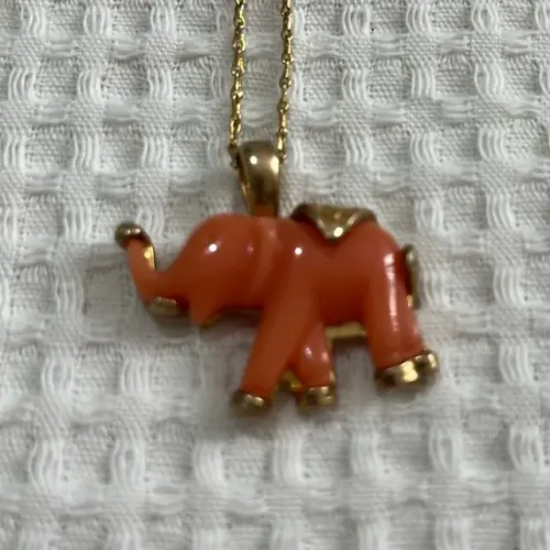 colar dourado com pingente elefante
