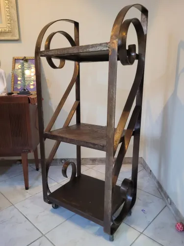 Estante de Metal com Design Artístico