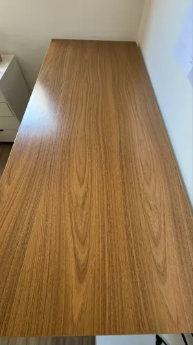 Mesa de escritório 146x60cm TOK E STOK com tampo de madeira e estrutura metálica branca