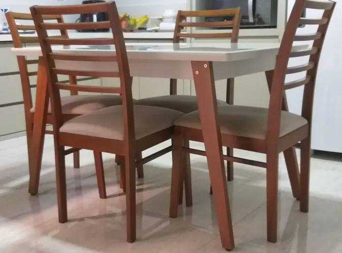 Vendo esta mesa com 04 cadeiras sem nem um estrago. Não fazemos entrega.