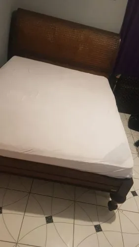 Vende-se uma linda cama de madeira