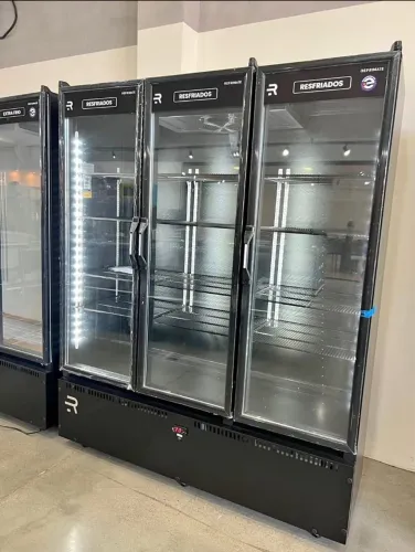 Balcão auto serviço expositor resfriados 3 portas full Black Refrimate - Marcos
