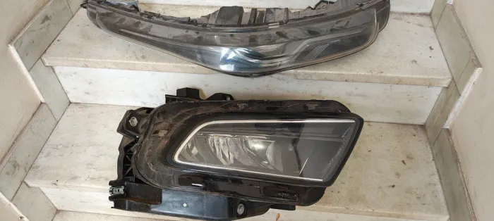 Faróis Fiat Toro LD (sem reparo)