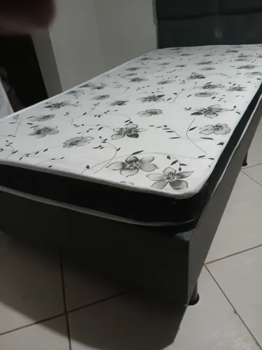 Cama de solteiro com cabeceira 