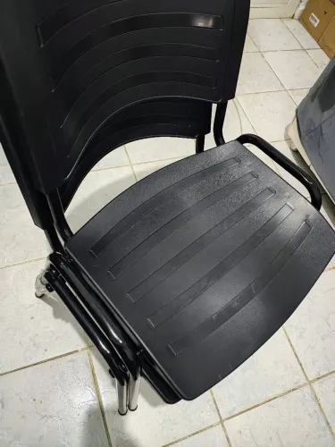 Cadeiras Empilháveis de Plástico Resistentes