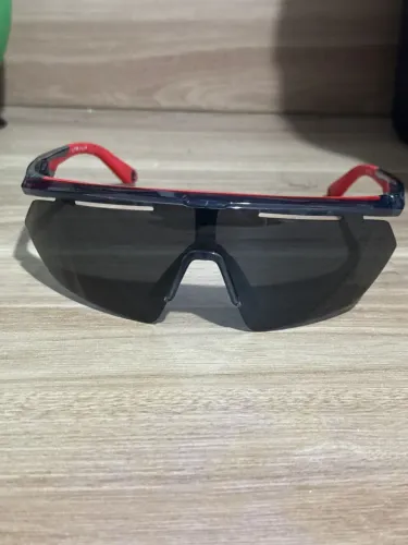 Óculos de Sol Esportivo Speedo - Design Moderno