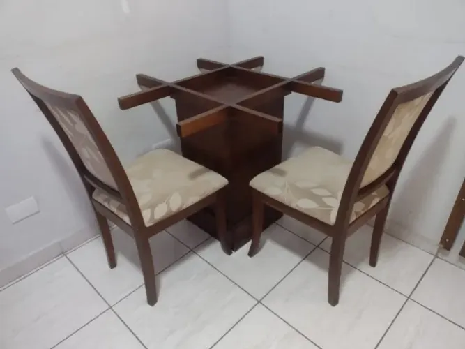 Mesa com 4 cadeiras madeira maciça semi-nova sem tampo de vidro