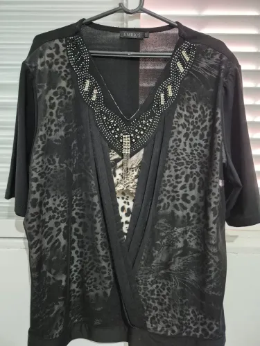 Plus Size. Blusa Feminina Estampada com Detalhes