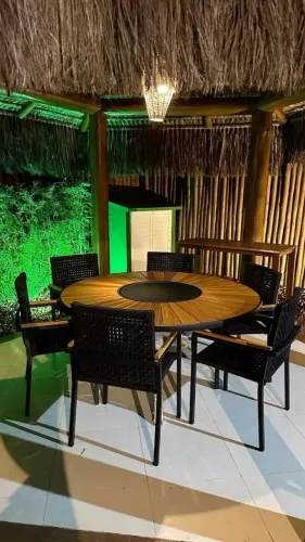 MESA DE MADEIRA FORMATO PIZZA COM PRATO GIRATÓRIO DE VIDRO