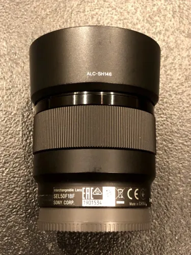  Lente Sony FE 50mm f/1.8 (SEL50F18F) Full-frame + Filtro UV (Hoya Pro1 Digital)