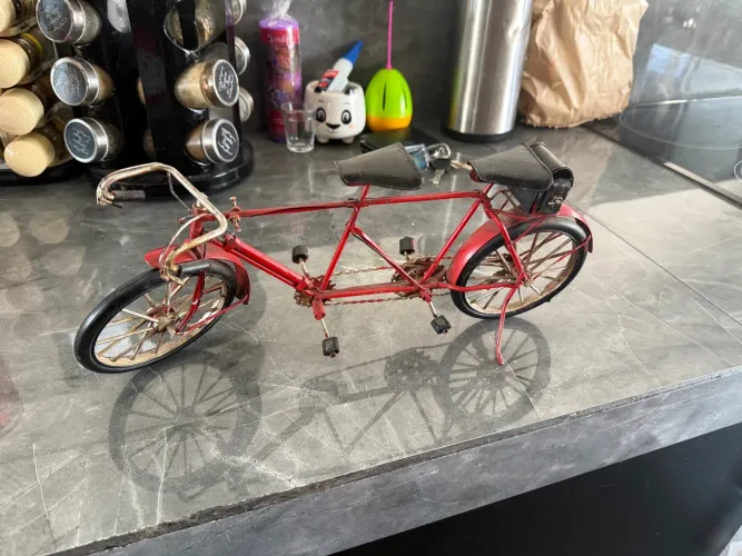 Bicicleta de metal antiga