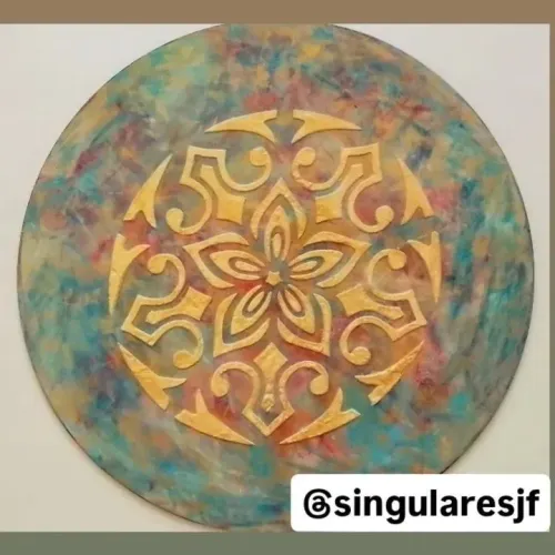 Mandala com textura dourada em alto relevo