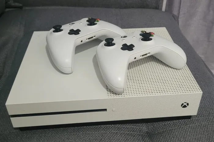 X BOX S COM 2 CONTROLES