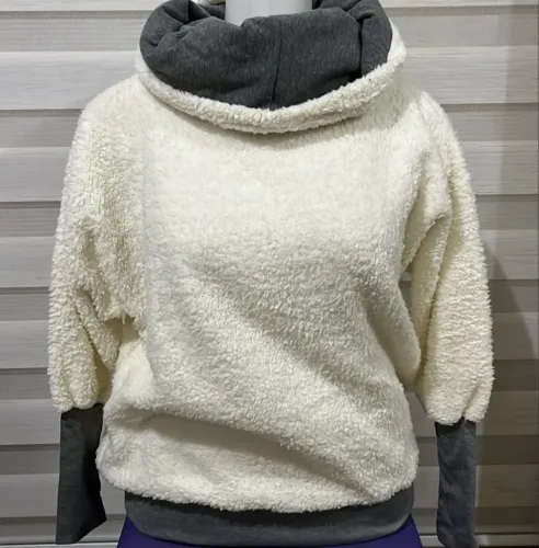 Blusao teddy com gola alta e punhos em cores contrastantes