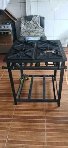 Vende-se fogão industrial 4 bocas todo ok ZAP *58 