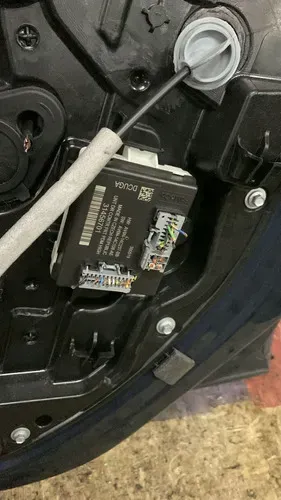 Módulo Porta Dianteira Direit (31456701) Volvo V40 2013/2020