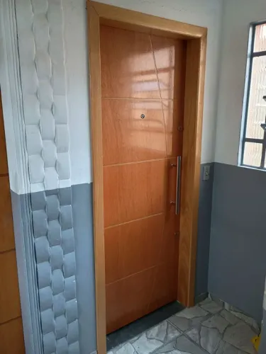Instalador de portas de madeira