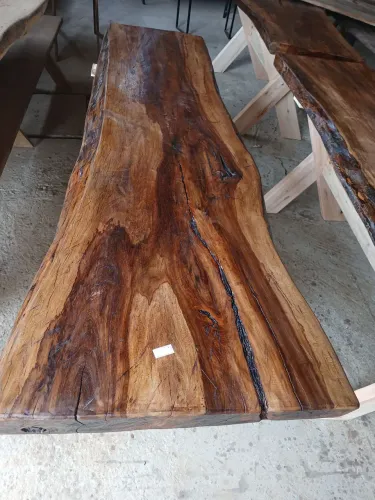Mesa de madeira maciça rústica