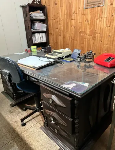 Armário de Escritório em Madeira Maciça