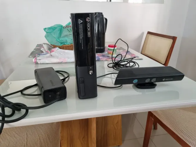Xbox 360 Completo com Kinect (2013), BLOQUEADO, mas com possibilidade para desbloqueio!!!