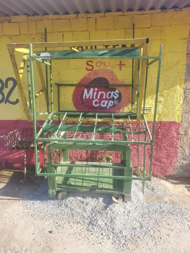 Vende-se 4 bancas + carrinho pra estoque + um carrinho pra sacolao.<br>Tudo por 1300