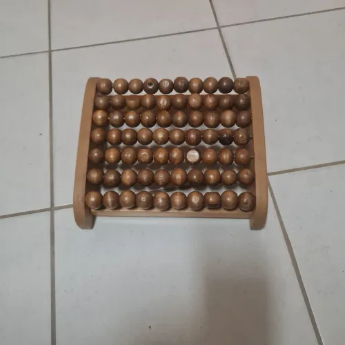 Massageador para pés de madeira