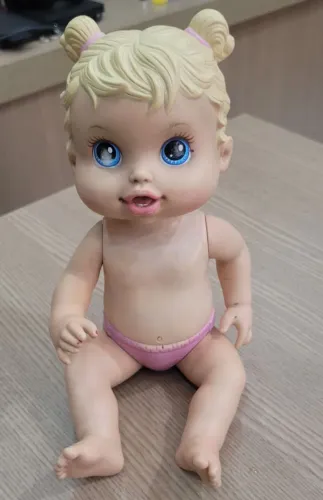 Boneca Usada Baby Alive Original Hasbro (Detalhe Na pintura do Olho)