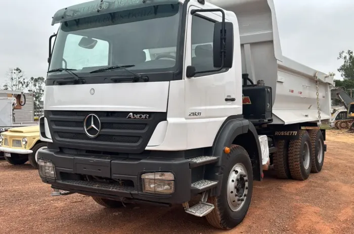 MB 2831 ano 2011, 6x4, com caçamba Rossetti de 14 ?, motor e câmbios novos 
