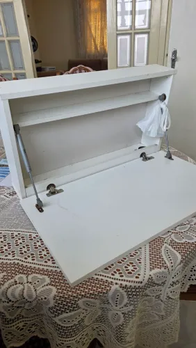 Escrivaninha compacta de parede branca com porta