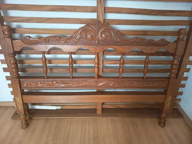 Oportunidade! cama de casal em madeira maciça com detalhes entalhados clássicos e colchão