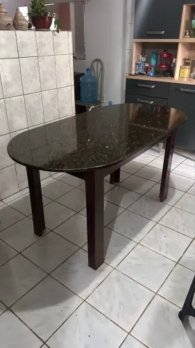 Mesa de mármore com os pés em madeira jatobá