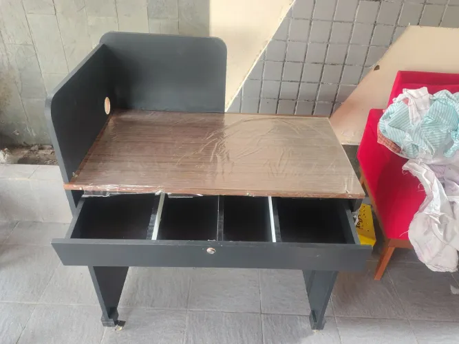 Uma mesa pra escritório pra estudo ou pra caixa