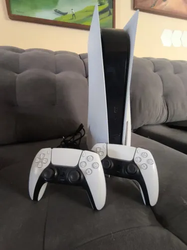 Gamer PS5 com dois controles 
