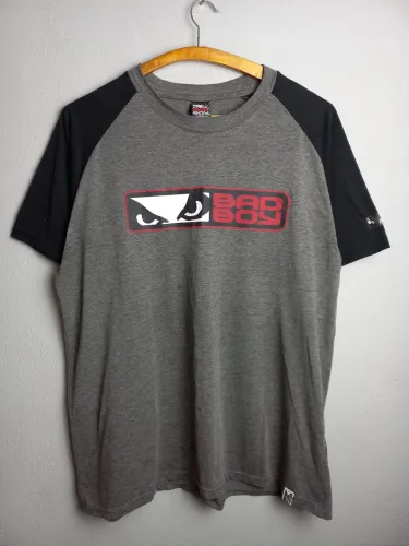 Camiseta Bad Boy Raglan Vintage Cinza e Preta Tamanho M