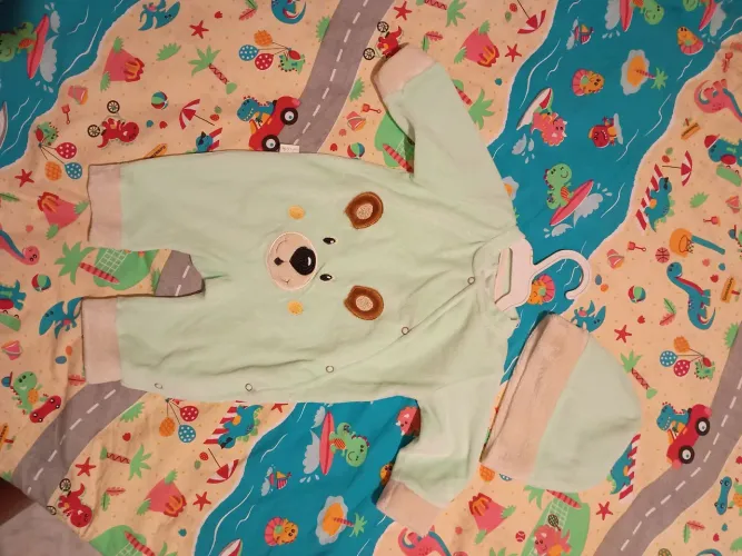 Macacao plush com toca. tam. 3 a 6 meses