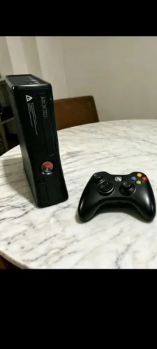 Xbox 360 com jogos na caixa