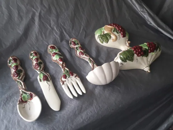 Enfeite parede cozinha louça porcelana antiguidade anos 70 feito à mão