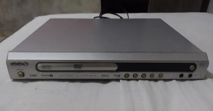 Aparelho de DVD funcionando (sem controle remoto)
