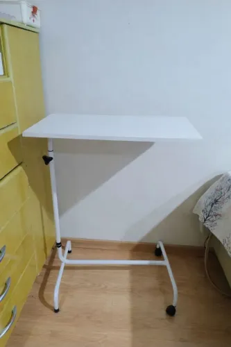 Mesa hospitalar desmontável e Suporte para soro.