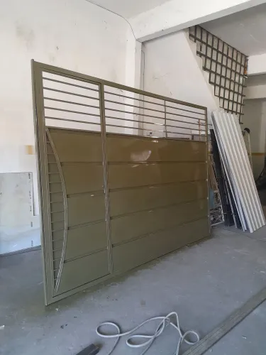 Trabalhamos na fabricação de portões portas e etc.