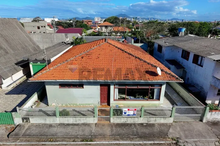 Casa com 4 Quartos Sendo 1 Suíte e com Edícula em Meia Praia Navegantes