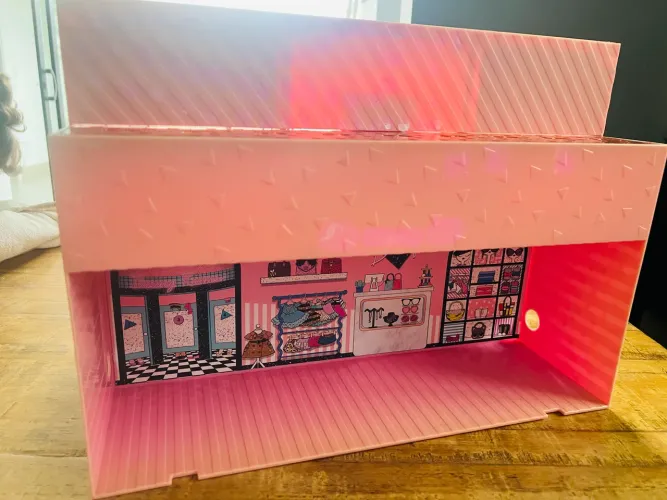 L.O.L. Surprise! Pop-Up Store 3 em 1 (a lojinha portátil que vira maleta