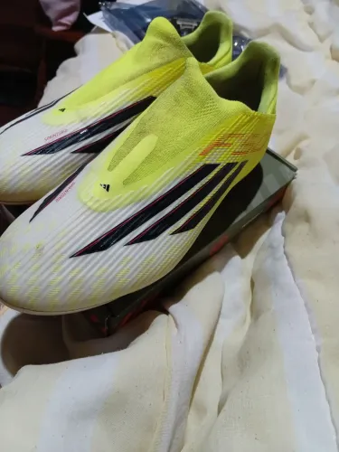 Chuteira adidas f50