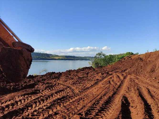 Terreno de frente pro lago
