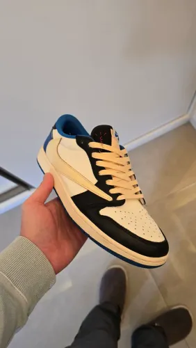 TRAVIS SCOTT NIKE 42