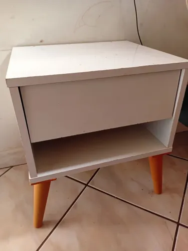 Mesa de cabeceira em MDF branca com gaveta.