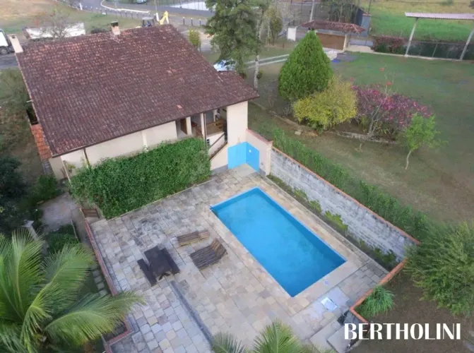 Casa com amplo espaço gramado com vista espetacular para serra da índia