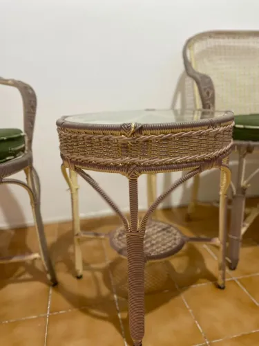 Conjunto de varanda/jardim em ratann sintético. Poltrona, namoradeira e mesinha de centro.